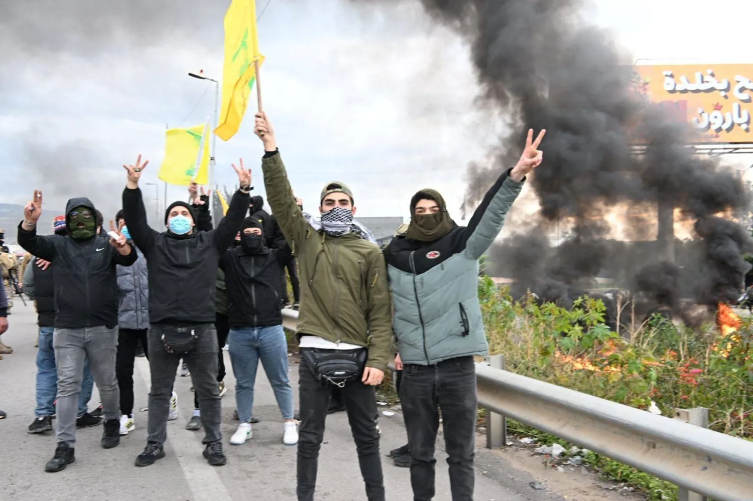 مناصرون لـ«حزب الله» يتجمعون على طريق المطار احتجاجاً على تصريحات الموفدة الأميركية (الشرق الأوسط)