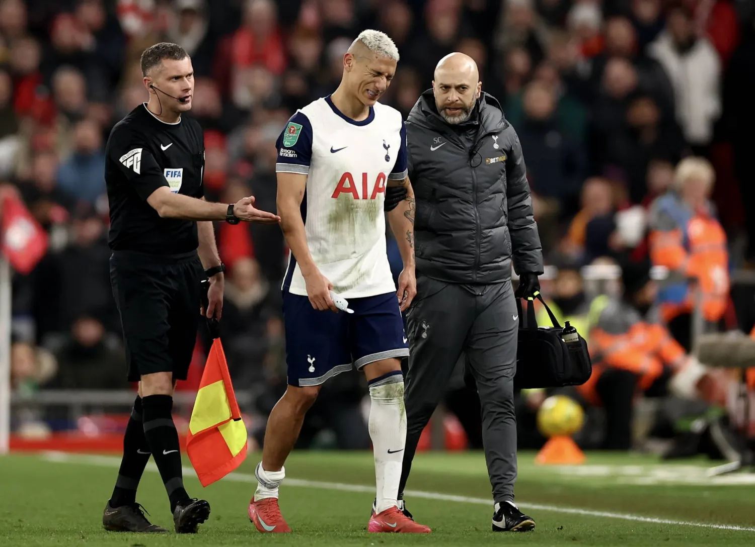 البرازيلي ريتشارليسون خرج مصابا من مواجهة توتنهام وليفربول (إ.ب.أ)