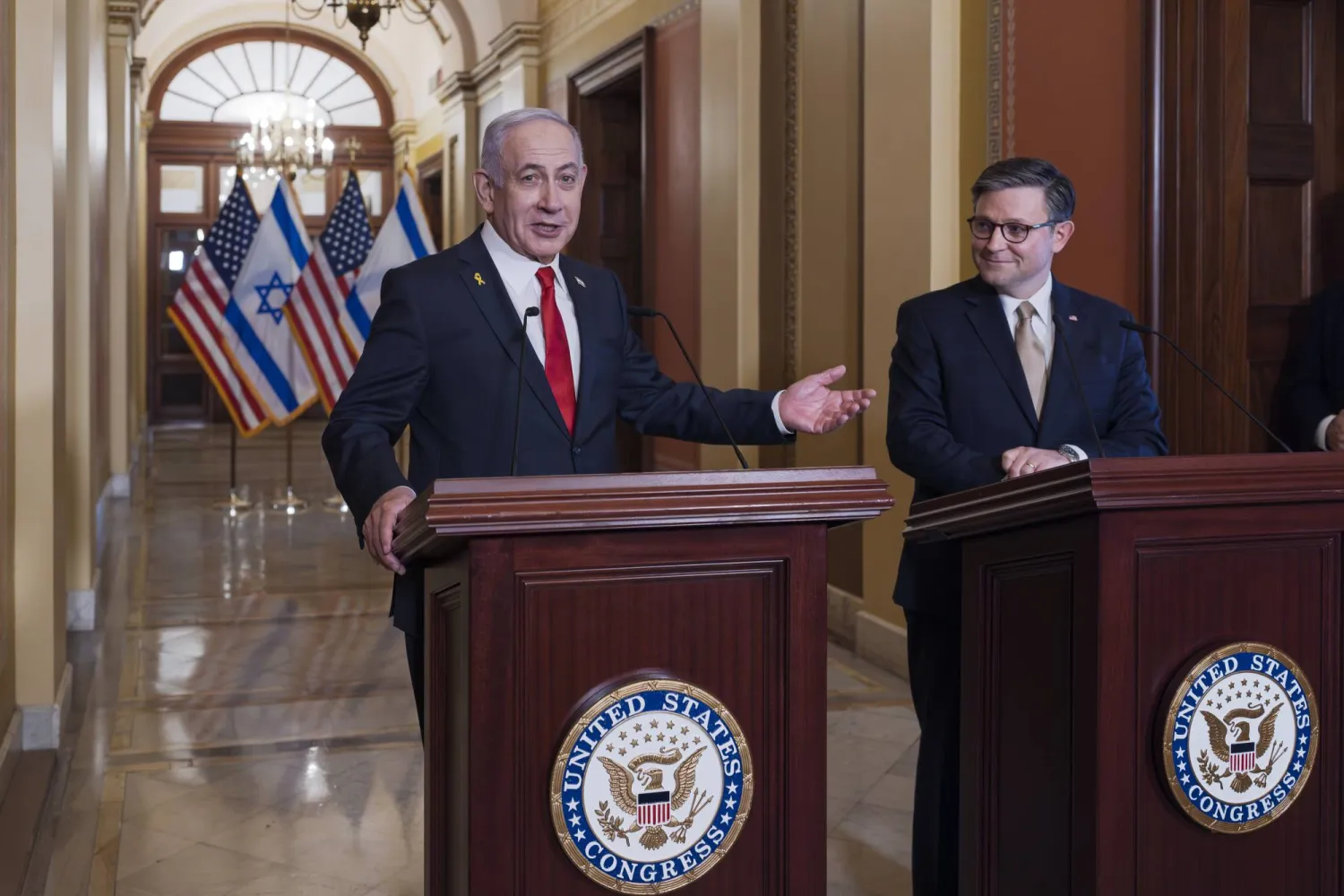 رئيس الوزراء الإسرائيلي بنيامين نتنياهو بجوار رئيس مجلس النواب الأميركي مايك جونسون عقب اجتماع بمبنى الكابيتول (أ.ب)