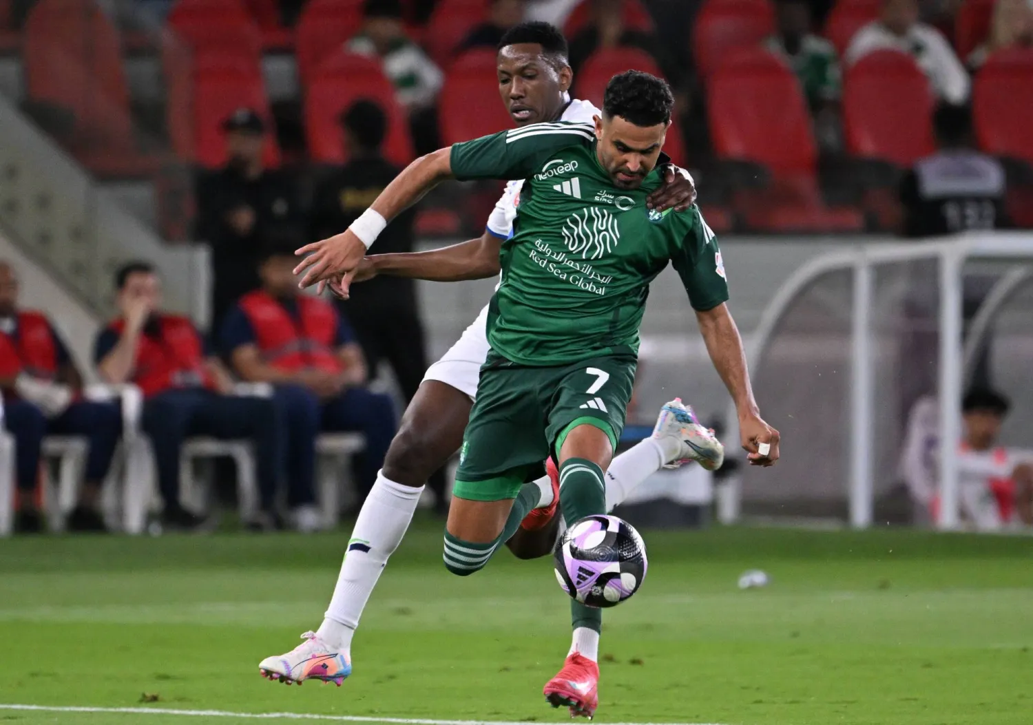 محرز يقود هجمة أهلاوية (تصوير: علي خمج)