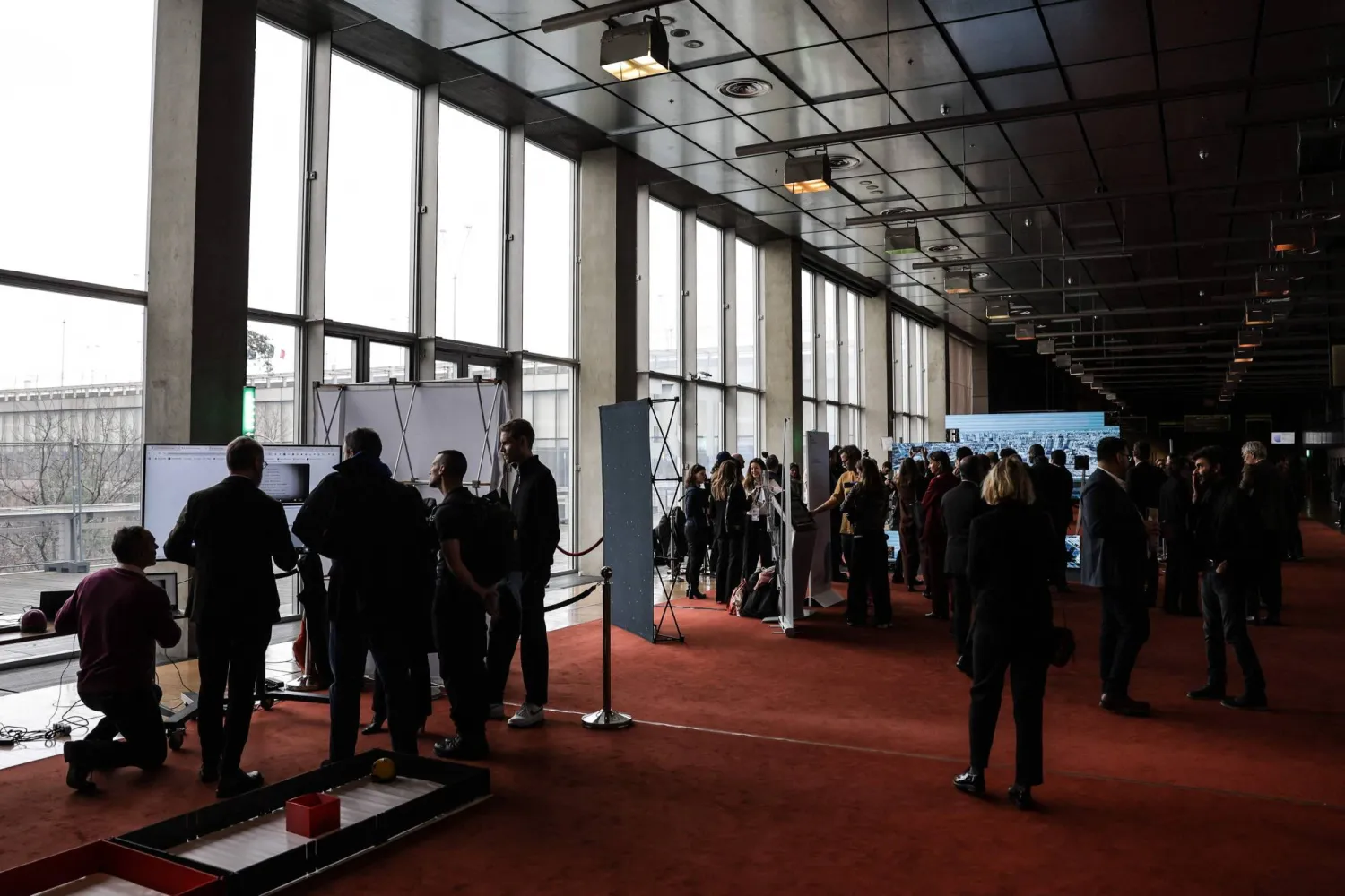 زائرون في «المكتبة الوطنية - فرنسوا ميتران» في باريس خلال نشاط ثقافي مرتبط بقمة الذكاء الاصطناعي التي تستضيفها العاصمة الفرنسية (أ.ف.ب)