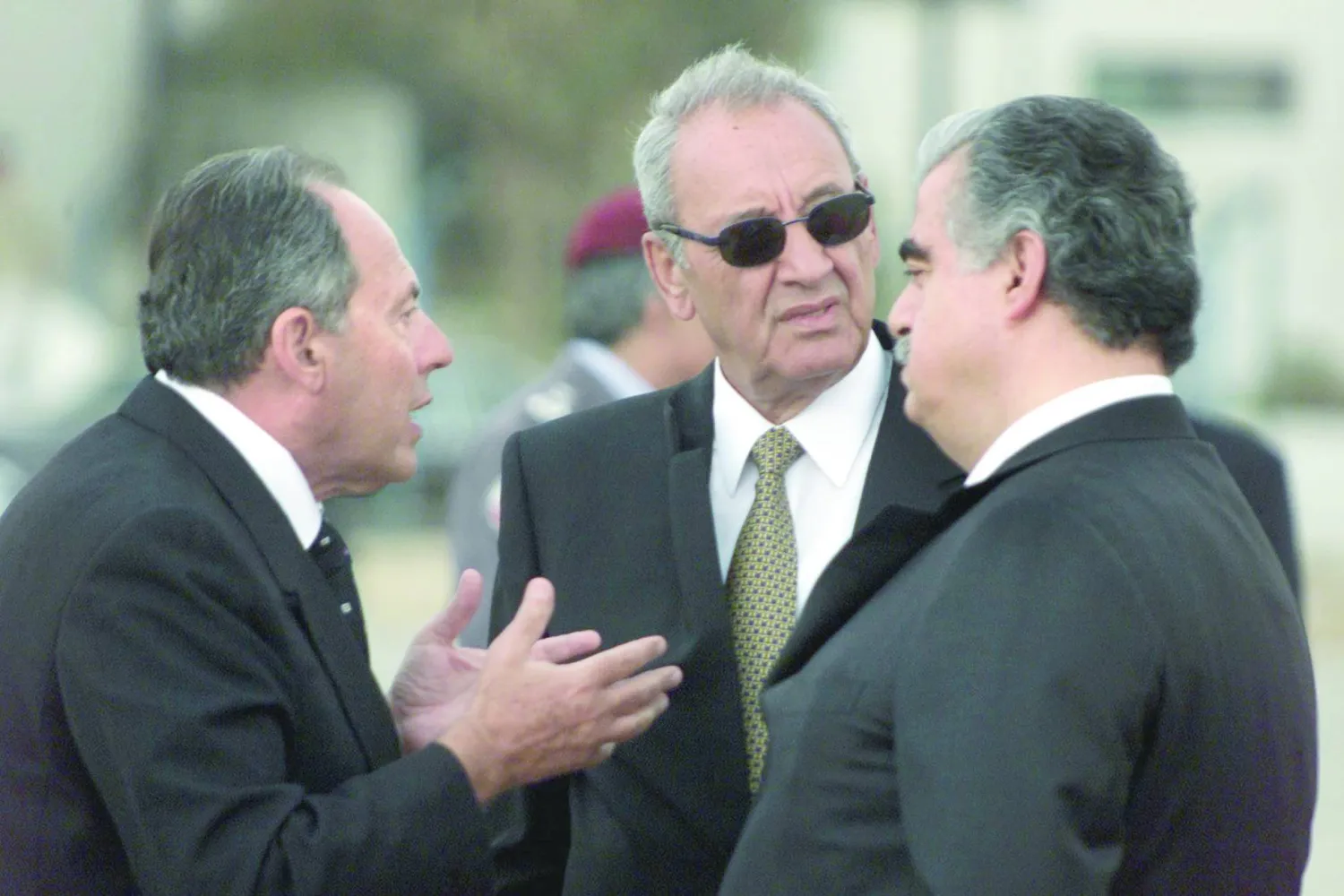 من اليمين رئيس الحكومة الراحل رفيق الحريري ورئيس البرلمان نبيه بري والرئيس السابق إميل لحود (غيتي)