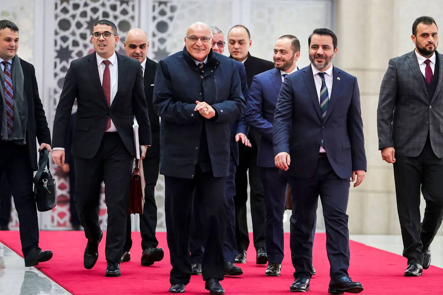 وزير الخارجية السوري أسد الشيباني وهو يمشي مع نظيره الجزائري أحمد عطاف (سانا)