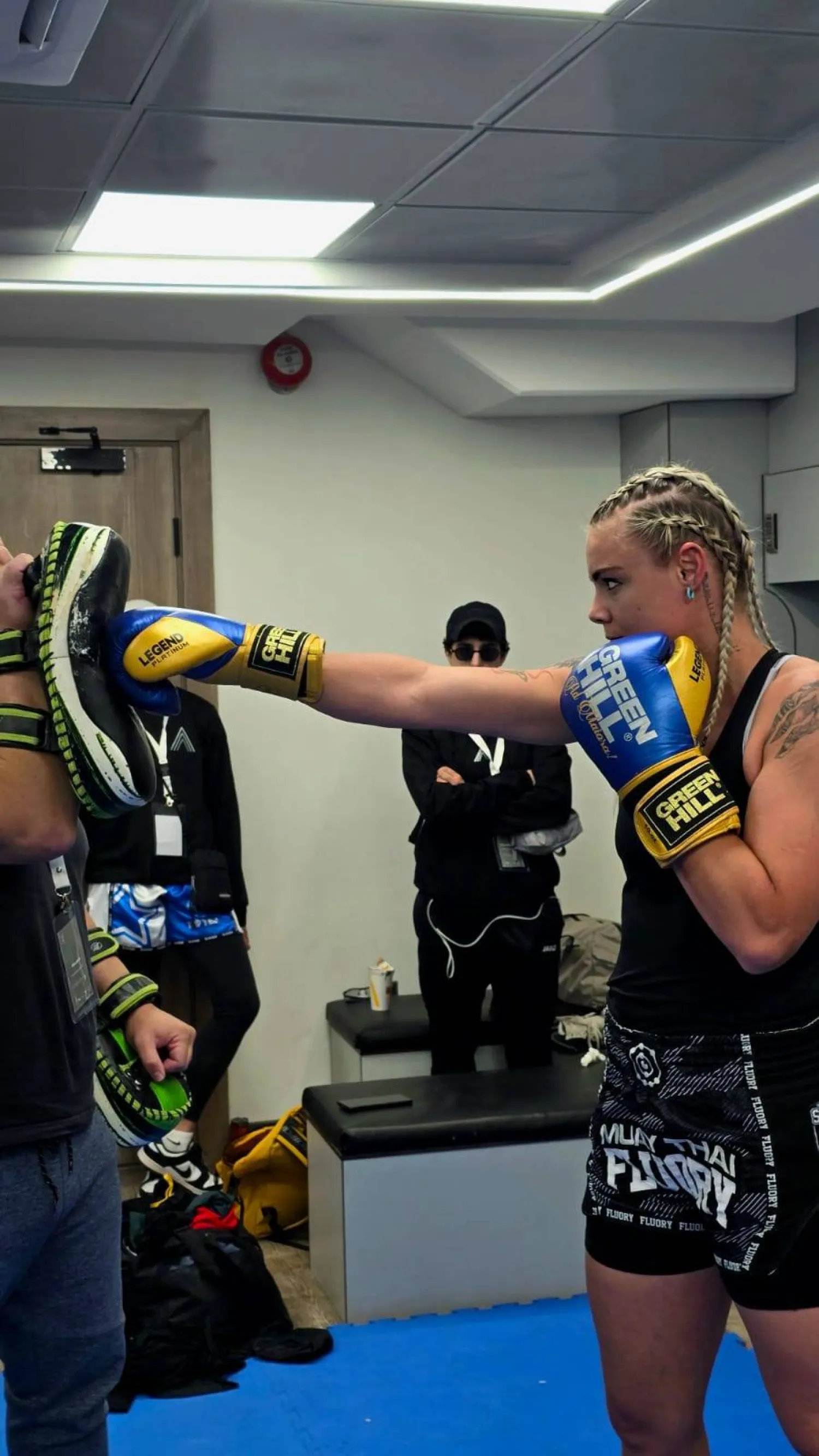 إحدى الملاكمات تستعد لنزالها (الشرق الأوسط)