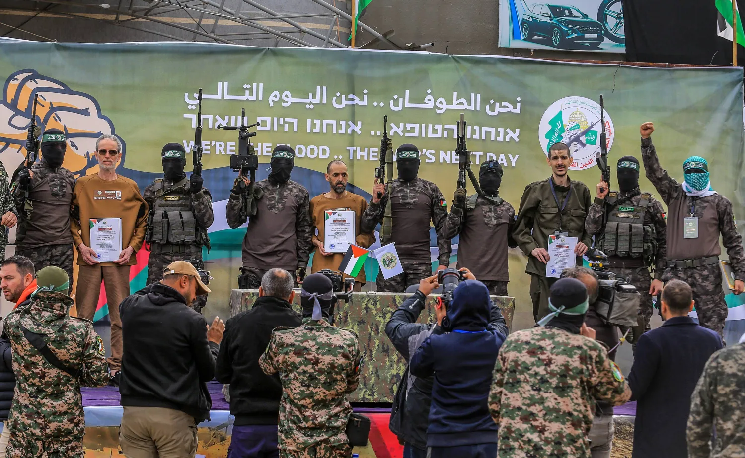 مقاتلو «كتائب القسام» الجناح العسكري لحركة «حماس» لحظة تسليم الرهائن الإسرائيليين «للصليب الأحمر» اليوم (د.ب.أ)