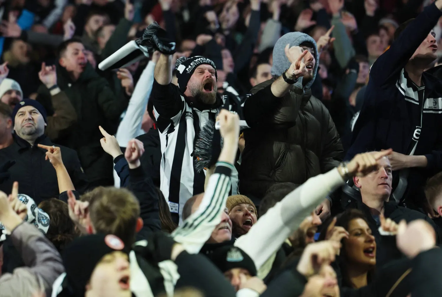 جماهير نيوكاسل تحتفل بالفوز (رويترز)