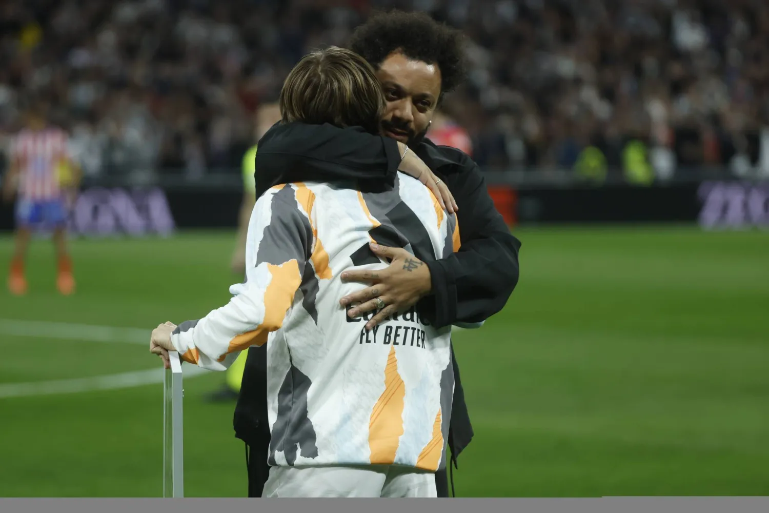 مارسيلو ومودريتش يتعانقان خلال التكريم (إ.ب.أ)