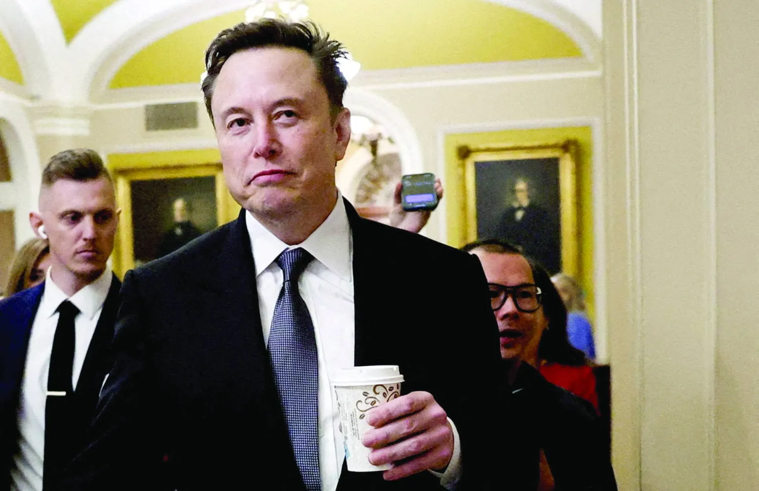 
إيلون ماسك يتجول في أروقة الكابيتول بواشنطن (رويترز)