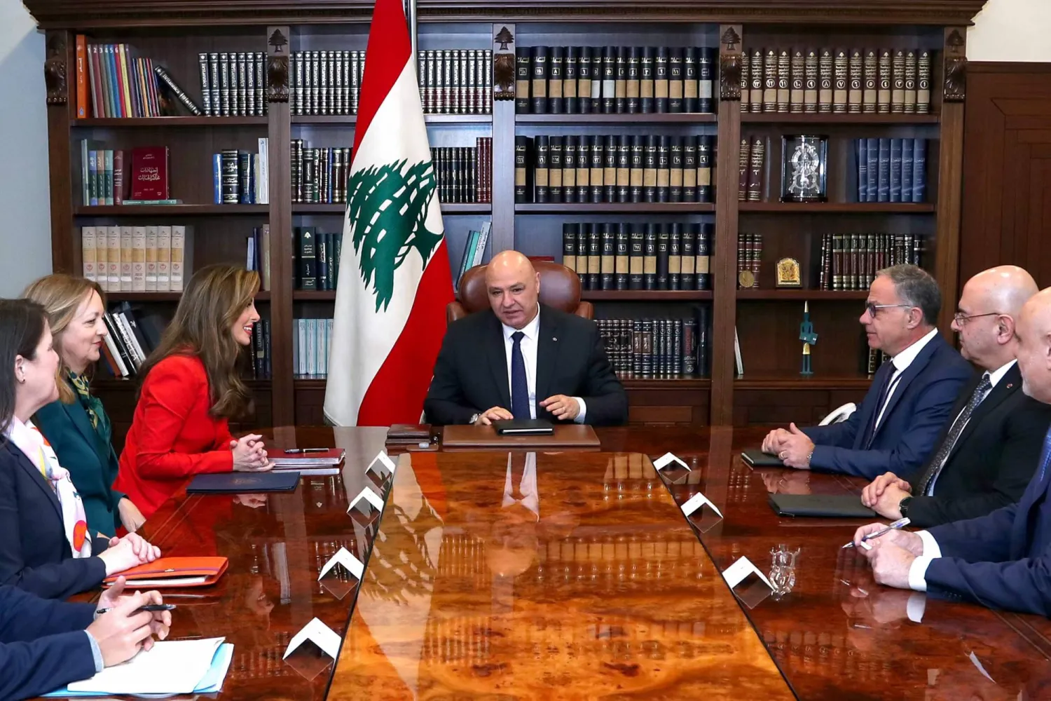 الرئيس اللبناني جوزيف عون خلال الاجتماع مع مورغان أورتاغوس والوفد المرافق لها في «قصر بعبدا»... (أ.ف.ب)