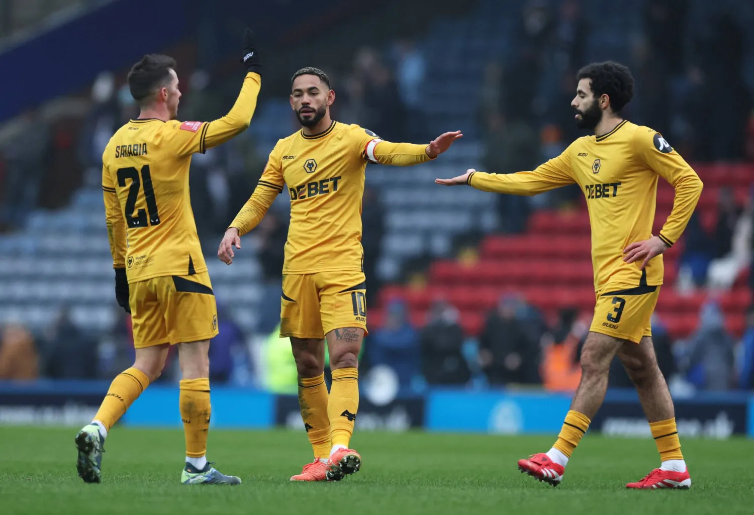 لاعبو ولفرهامبتون يحتفلون بهدف كونيا الثاني في مرمى بلاكبيرن (رويترز) 