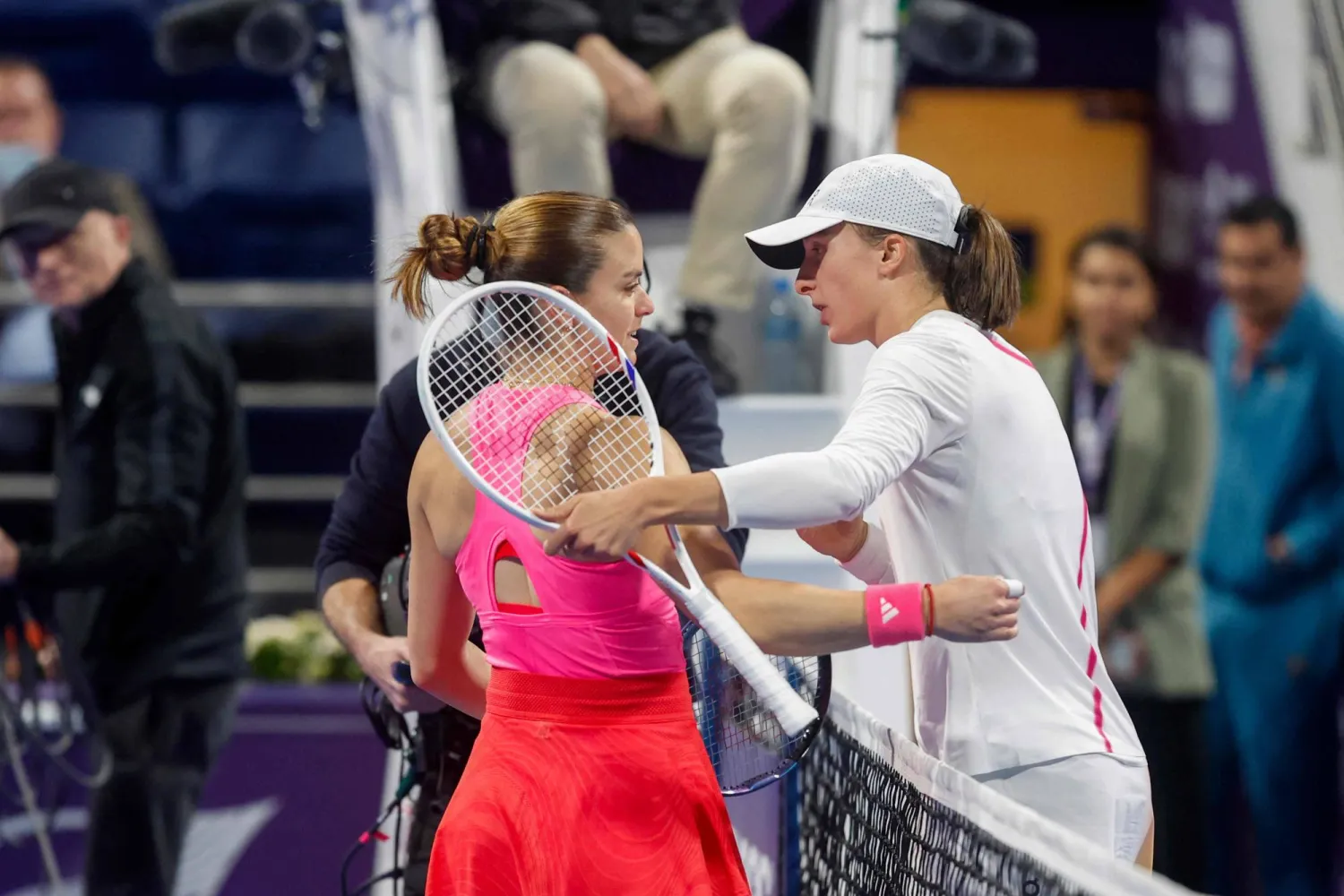 البولندية إيغا شفيونتيك تواسي اليونانية ماريا ساكّاري بعد مباراتهما في الدوحة (أ.ف.ب)