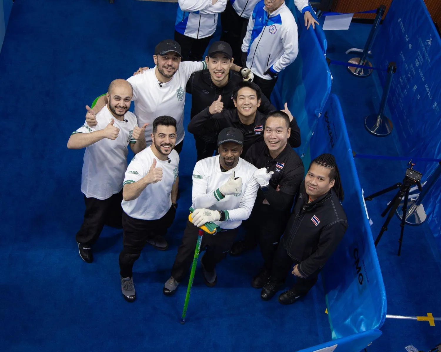 المنتخب السعودي للكرلنغ يحتفل بفوزه على تايلاند في «الآسياد» الشتوية (اللجنة الأولمبية السعودية)