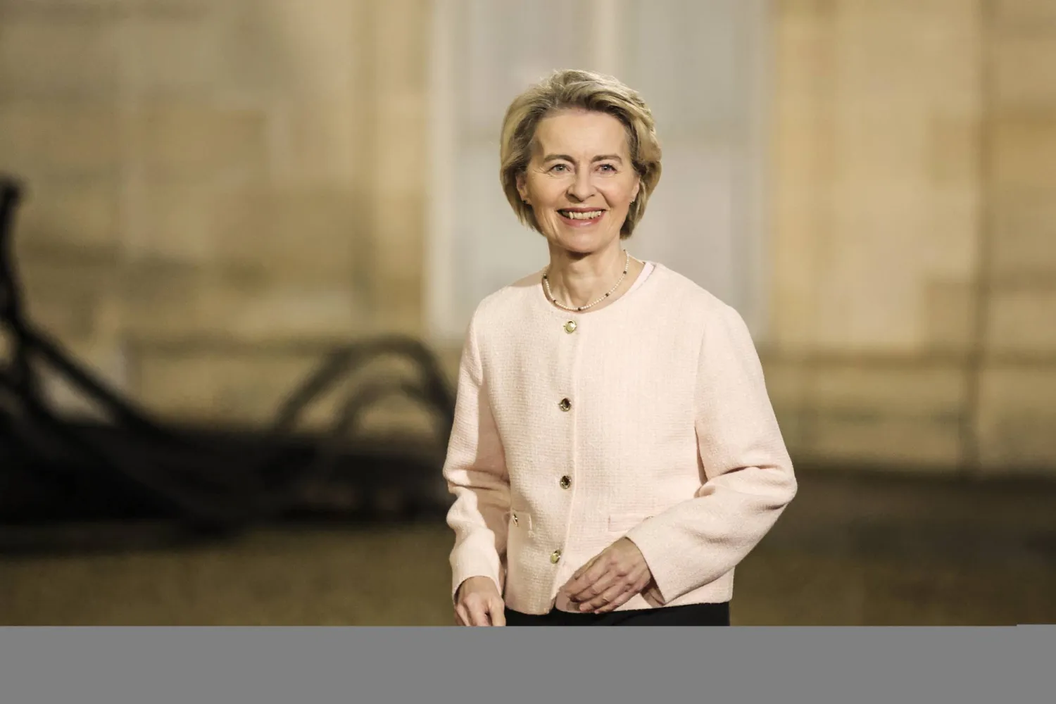 رئيسة المفوضية الأوروبية أورسولا فون دير لاين في قصر الإليزيه في باريس يوم الاثنين (إ.ب.أ)