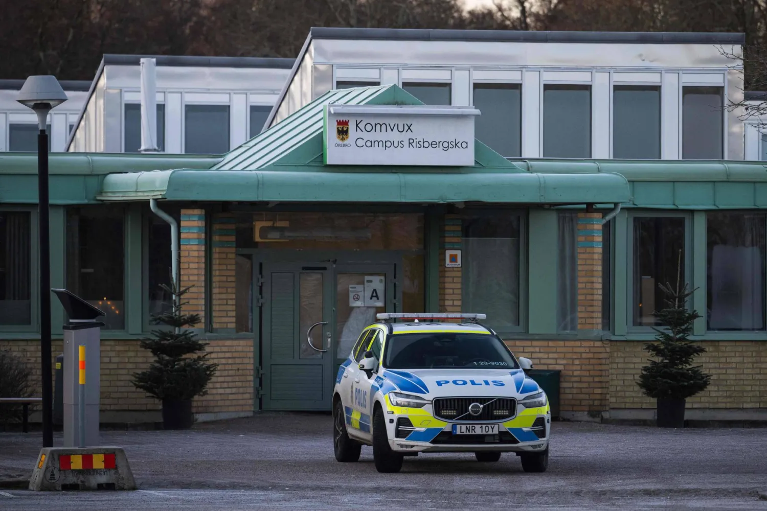 Police officers stand guard outside the adult education center Campus Risbergska school in Orebro, Sweden, on February 6, 2025 two days after a shooting there left eleven people dead. (Photo by Jonathan NACKSTRAND / AFP)