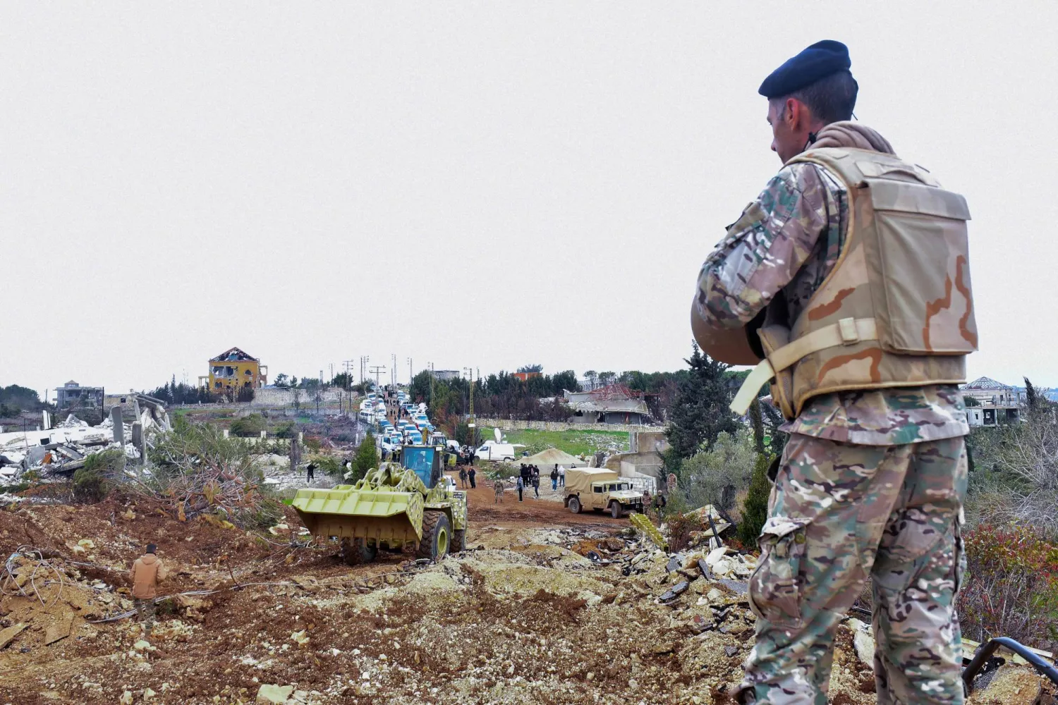 جندي لبناني يتابع عملية فتح الطريق في بلدة رب ثلاثين بالجنوب بعد انتشار الجيش داخلها الأحد الماضي (أ.ف.ب)