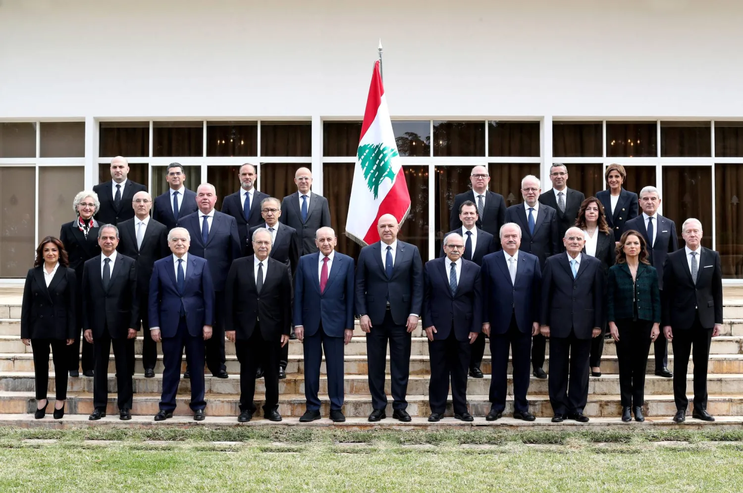 الصورة التذكارية لحكومة عهد رئيس الجمهورية جوزيف عون الأولى التي تضمه ورئيس الحكومة نواف سلام والـ 24 وزيراً أمام قصر بعبدا الثلاثاء (الرئاسة اللبنانية - إ.ب.أ)