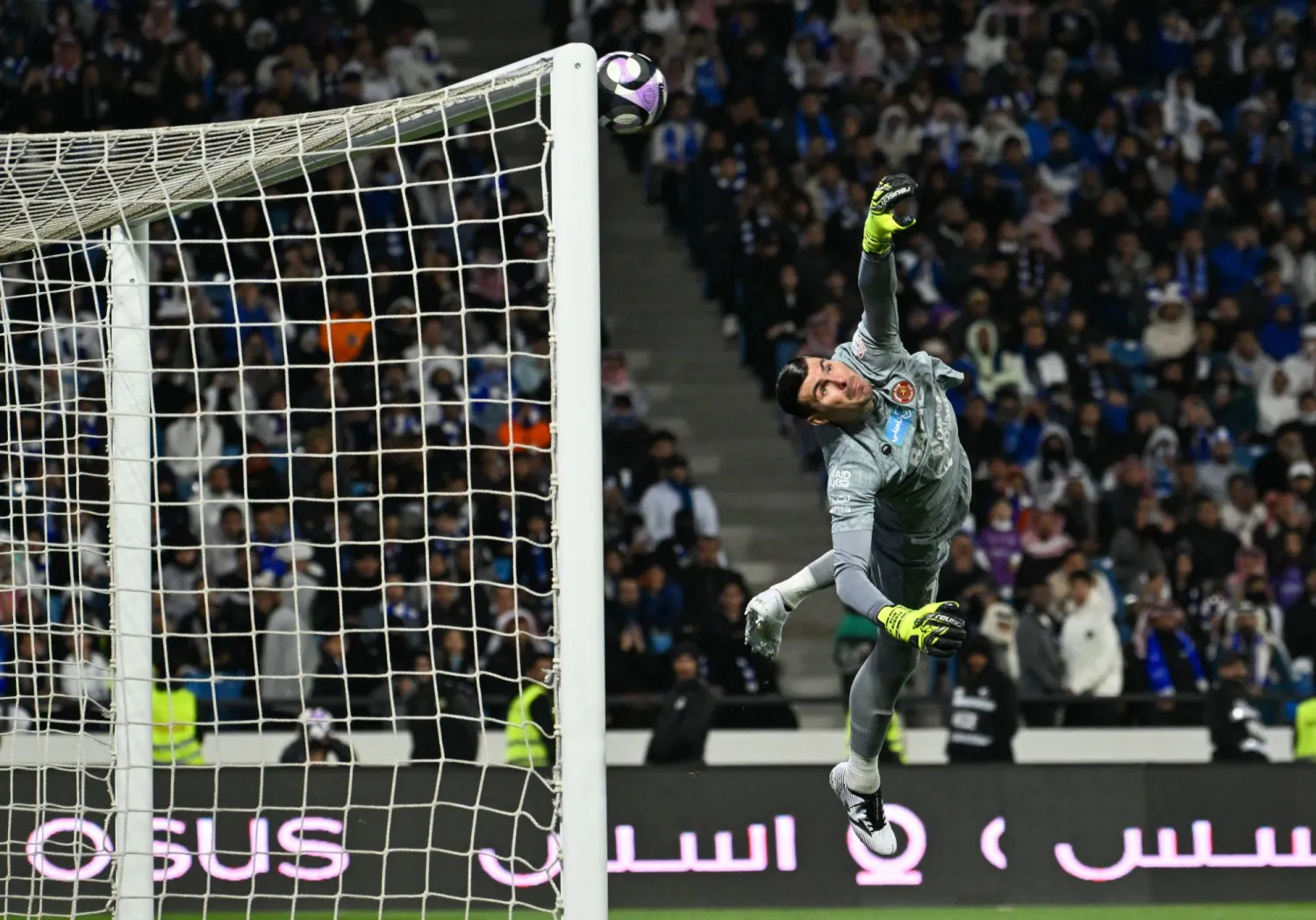 نيتا يتصدى لإحدى الكرات الهلالية في المبارة الأخيرة (تصوير: عدنان مهدلي)