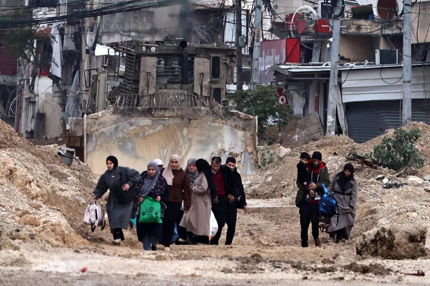 سكان مخيم نور شمس للاجئين في طولكرم بالضفة الغربية يُخلون منازلهم بينما يواصل الجيش الإسرائيلي عملياته بالمنطقة (أ.ب)