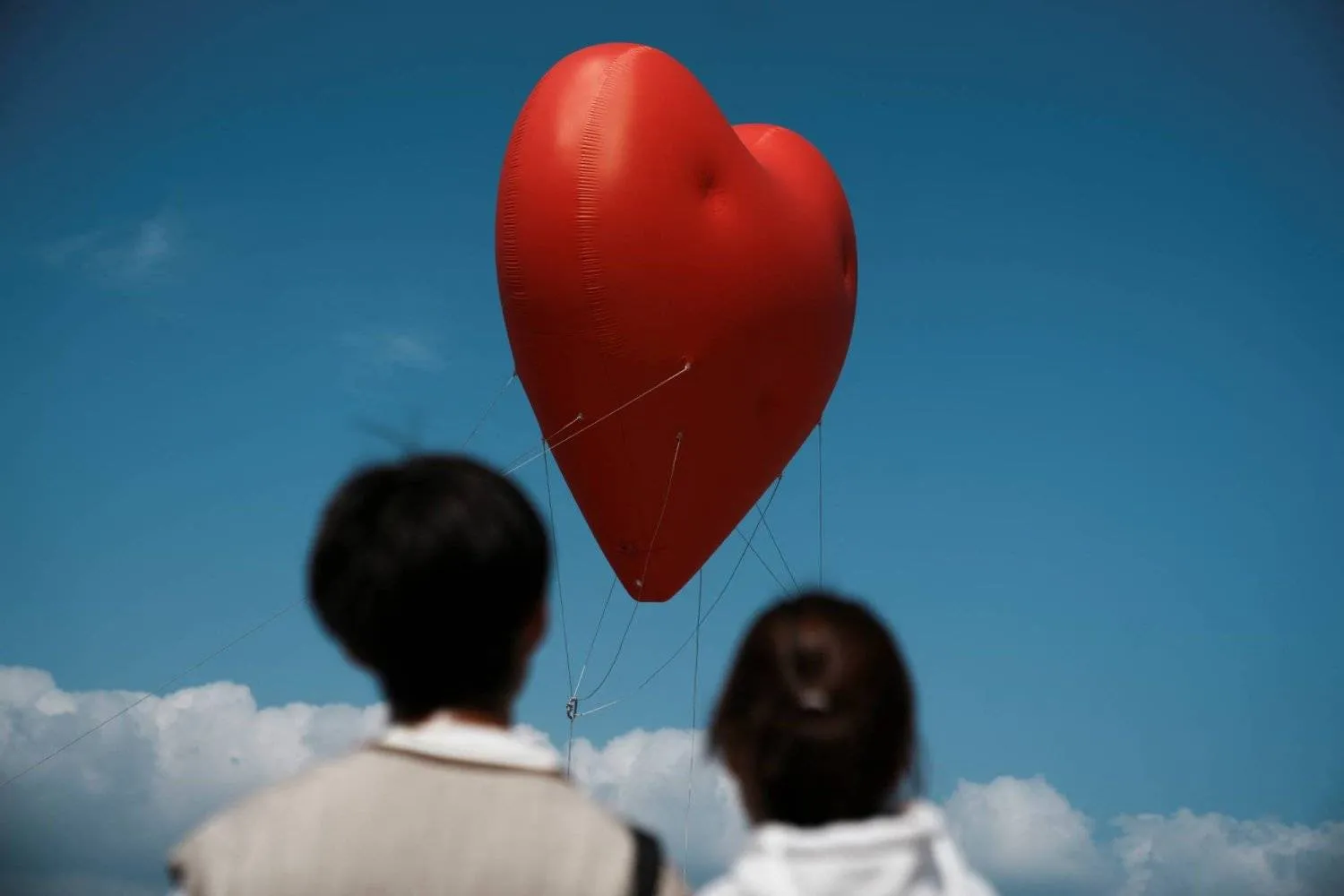 يدخل بعضنا في علاقة عاطفية بقلق وتساؤلات عن مدى نجاحها واستمرارها (رويترز)