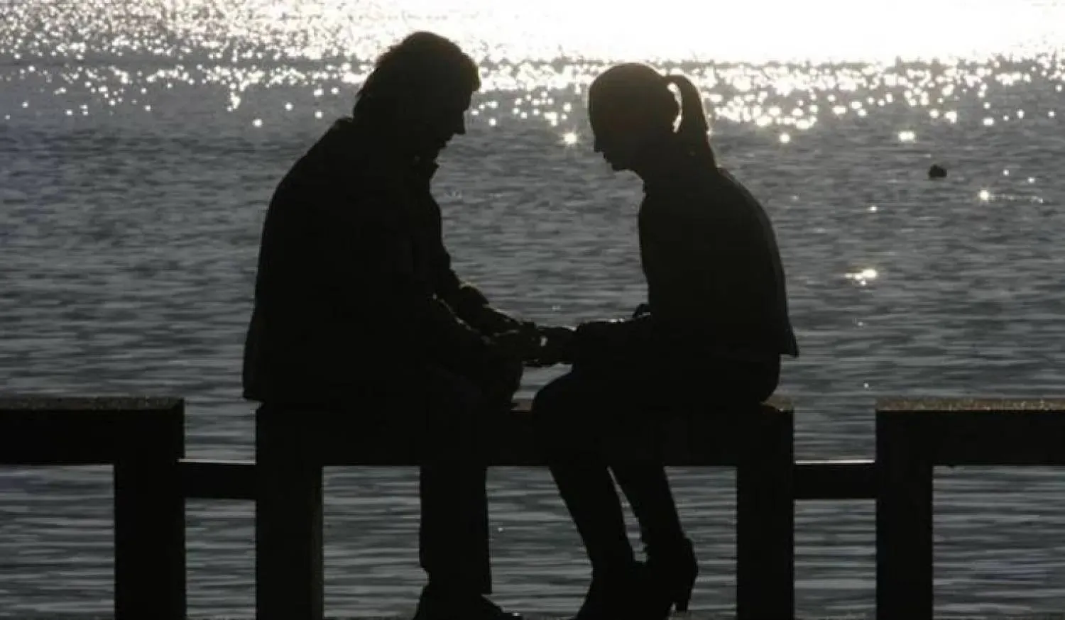 التقارب العاطفي والثقة بين الشريكين يعزّزان العلاقة العاطفية (رويترز)