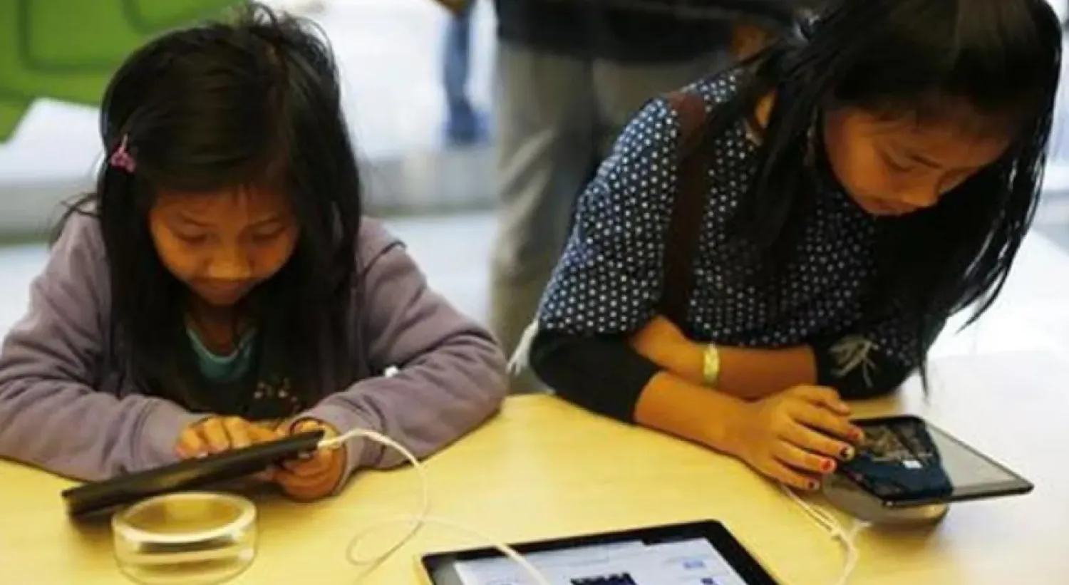 مواقع التواصل جعلت الأطفال تعساء وبائسين (رويترز)