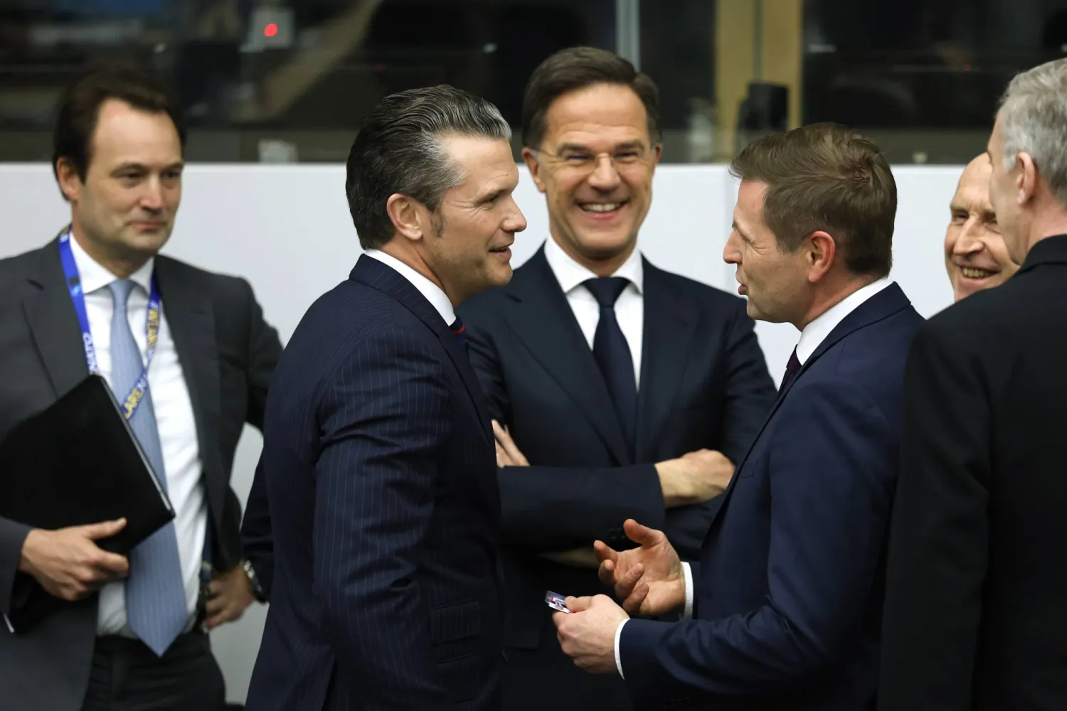 أمين عام «الناتو» ووزير دفاع إستونيا ووزير الدفاع الأميركي خلال اجتماع مجموعة الاتصال الدفاعية الخاصة بأوكرانيا في مقر الحلف (أ.ب)