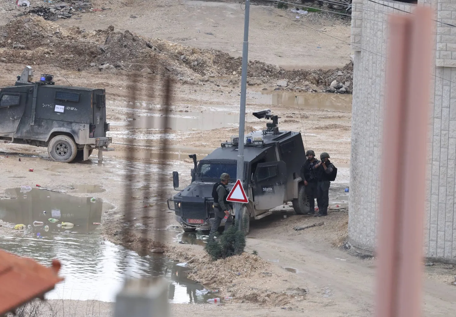 قوات تتحرك خلال اليوم السادس من العملية العسكرية الإسرائيلية في مخيم «نور شمس» للاجئين بالقرب من مدينة طولكرم بالضفة الغربية (إ.ب.أ)