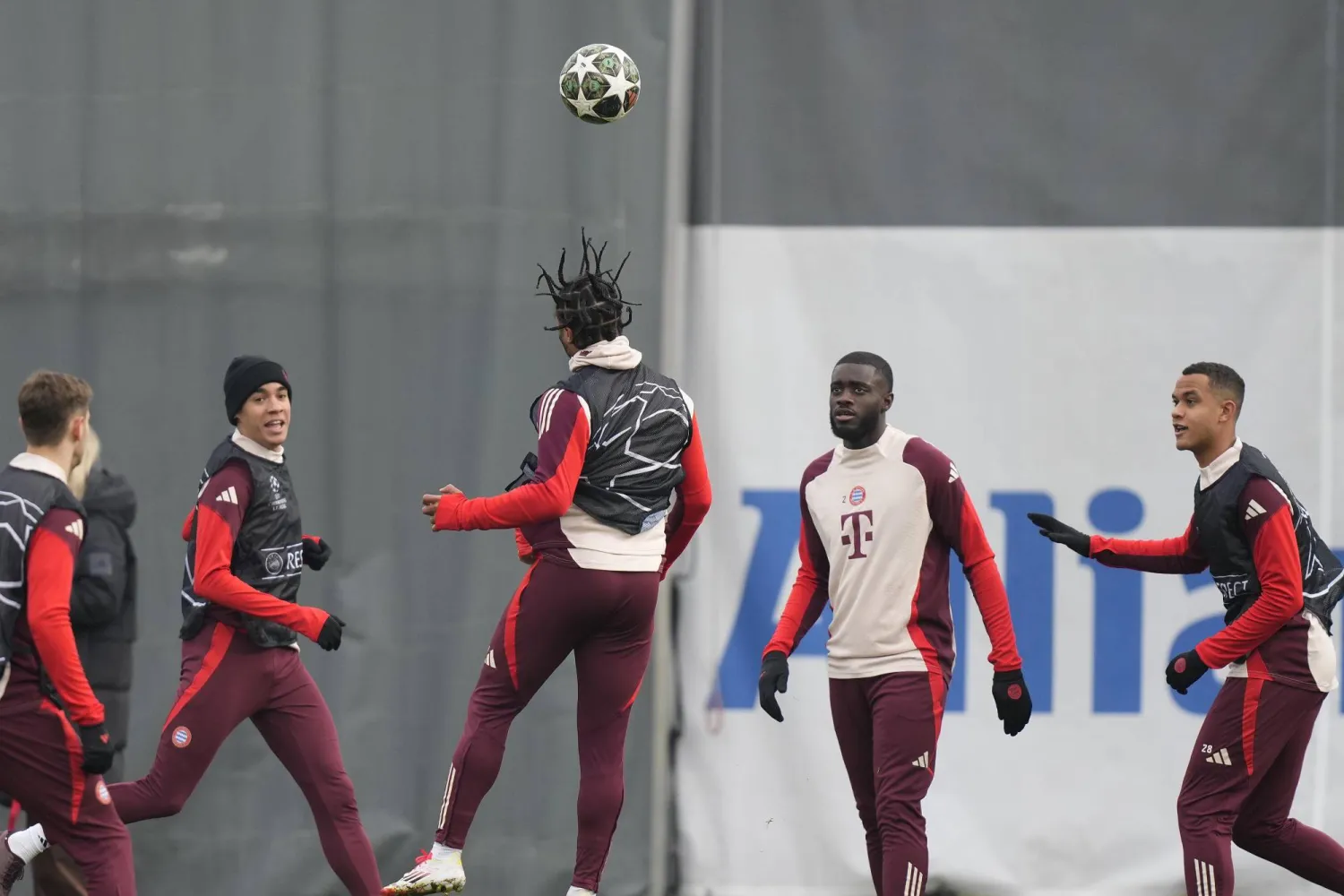 لاعبو البايرن خلال الإستعداد لمواجهة ليفركوزن في قمة المرحلة (أب)