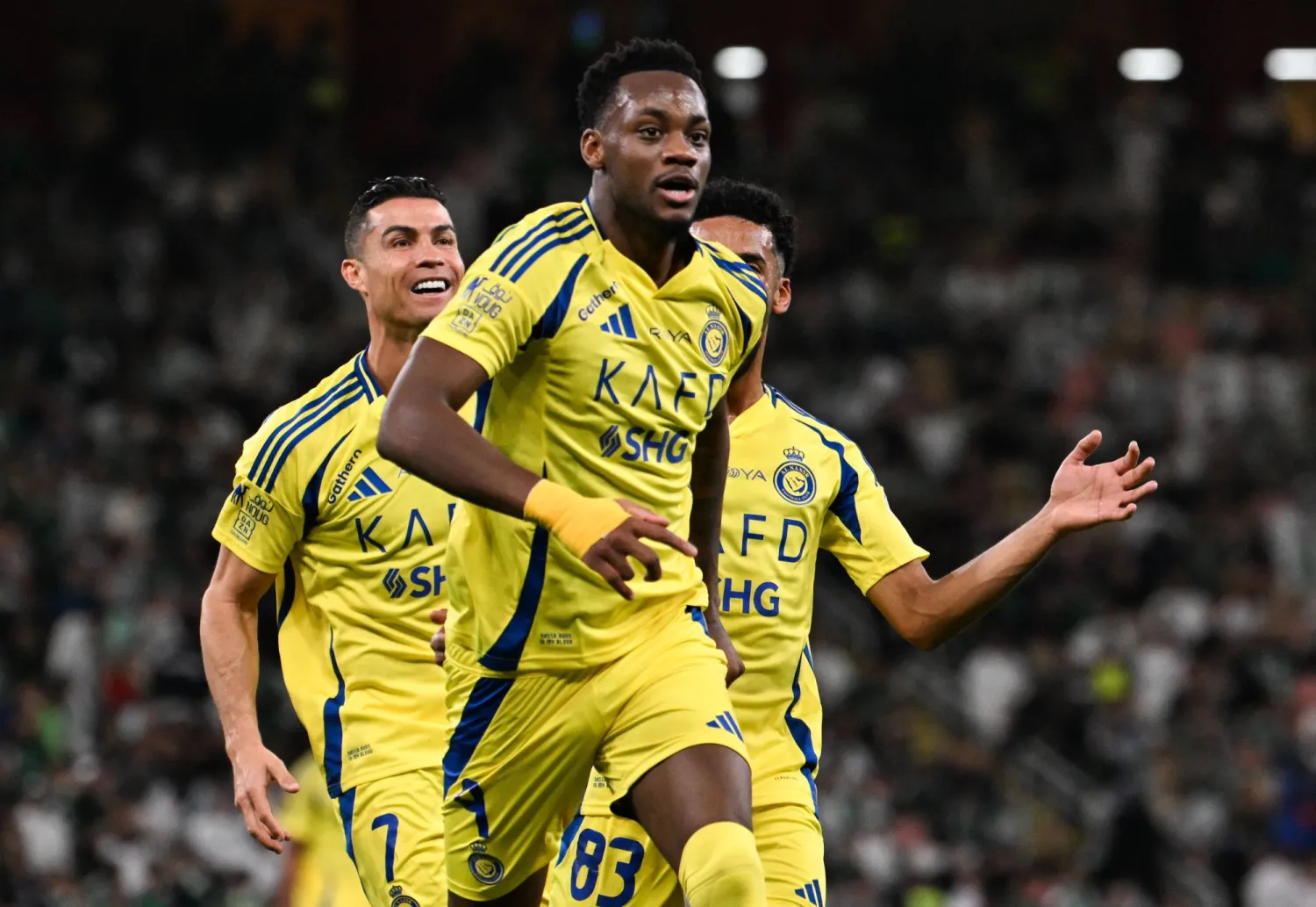 دوران محتفلاً بهدفه الأول في شباك الأهلي (تصوير: علي خمج)
