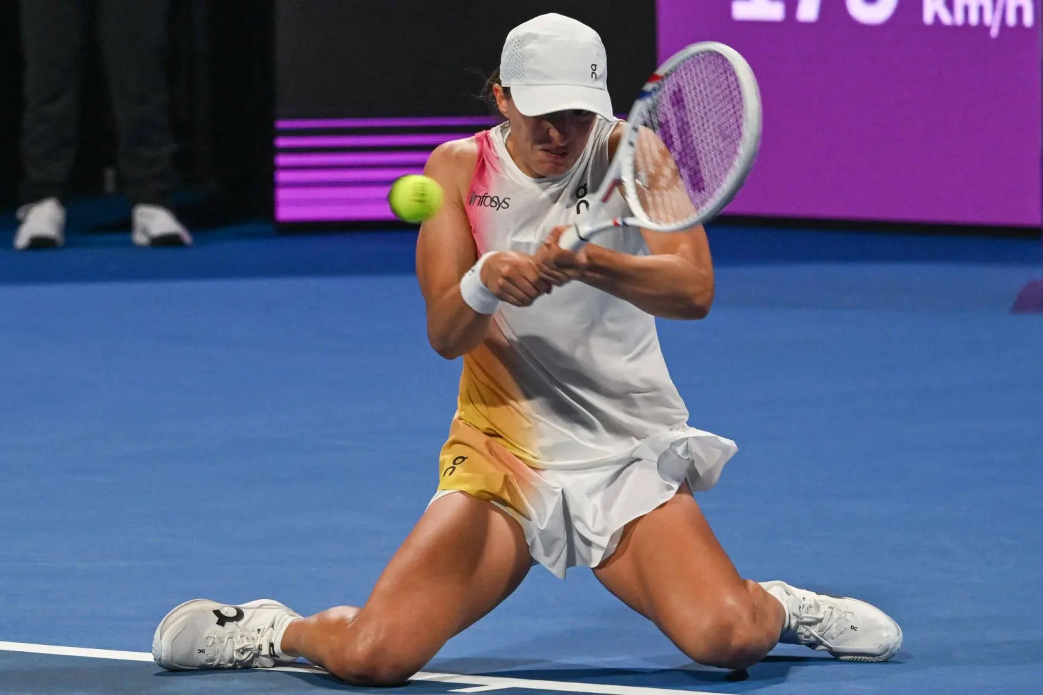 النجمة البولندية كانت رائعة في المباراة (أ.ف.ب)