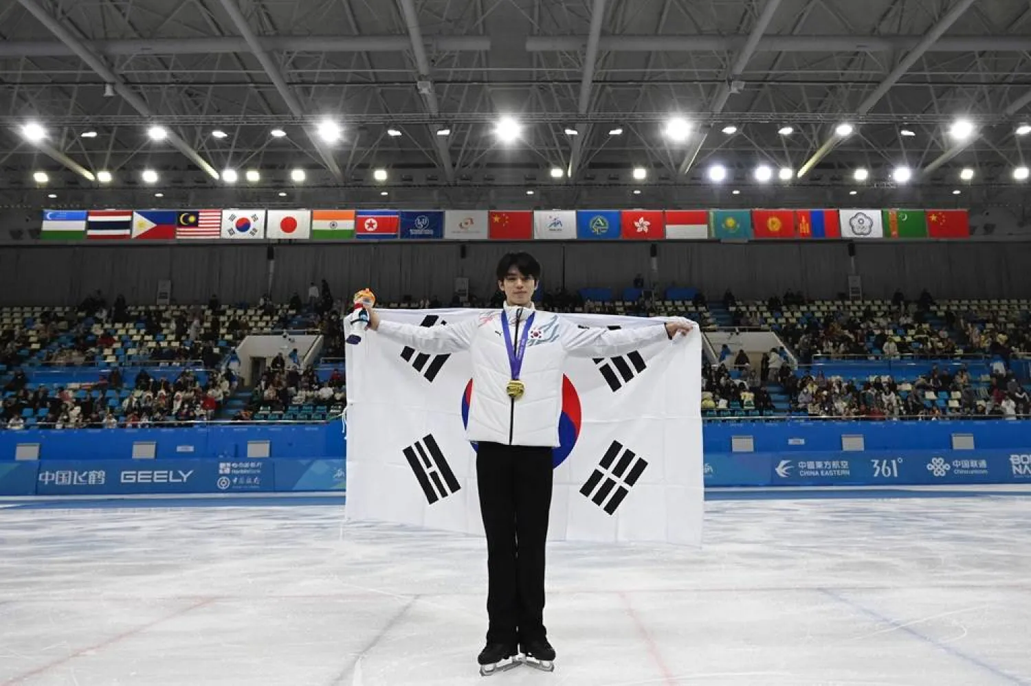  Gold medalist South Korea’s Cha Jun-hwan celebrates as he attends the award ceremony of the men’s single skating free skating event during the Harbin 2025 Asian Winter Games in Harbin, northeast China's Heilongjiang province on February 13, 2025. (AFP) 
