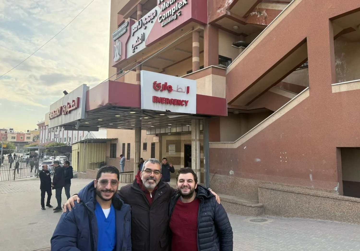 سعادة الفريق الطبي لدى وصولهم إلى مستشفى «ناصر الطبي» في خان يونس (الشرق الأوسط)