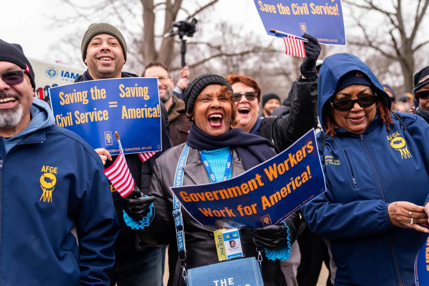 المتظاهرون يتجمعون في مظاهرة نظمها الاتحاد الأميركي لموظفي الحكومة ضد ما يُسمى بعمليات التطهير التي تقودها وزارة كفاءة الحكومة (أ.ف.ب)