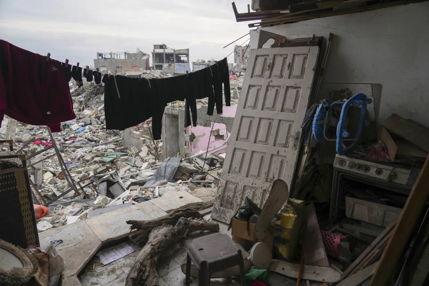 ملابس معلقة لتجف وسط الدمار بمخيم جباليا للاجئين (أ.ب)