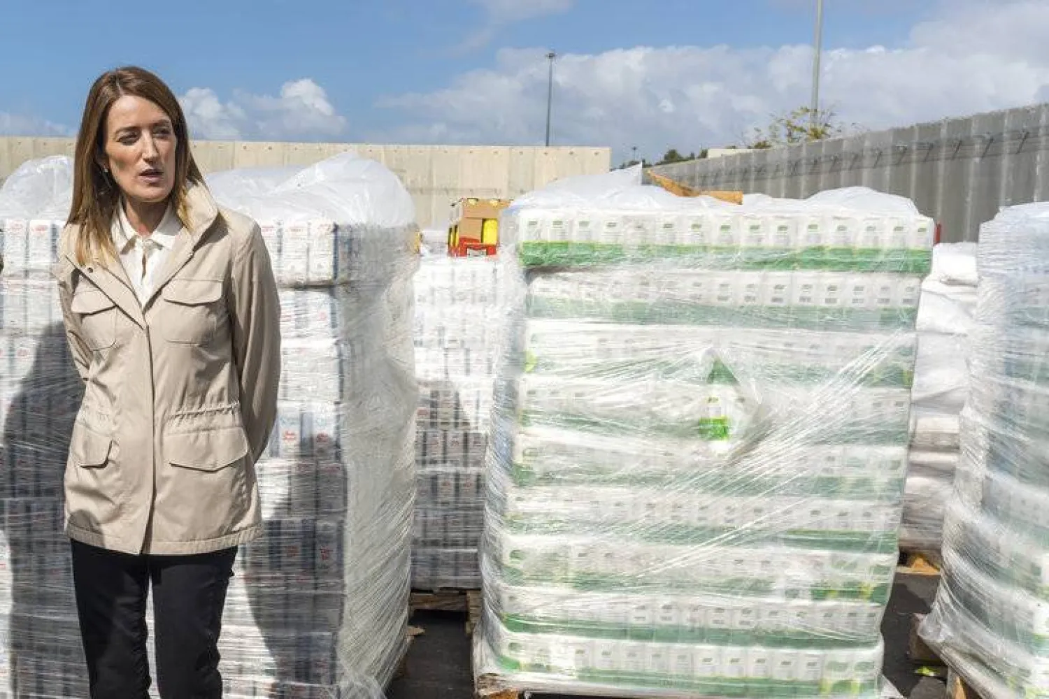 رئيسة البرلمان الأوروبي روبرتا ميتسولا تتفقد عمليات إدخال المساعدات الإنسانية لغزة في معبر كرم أبو سالم (د.ب.أ)