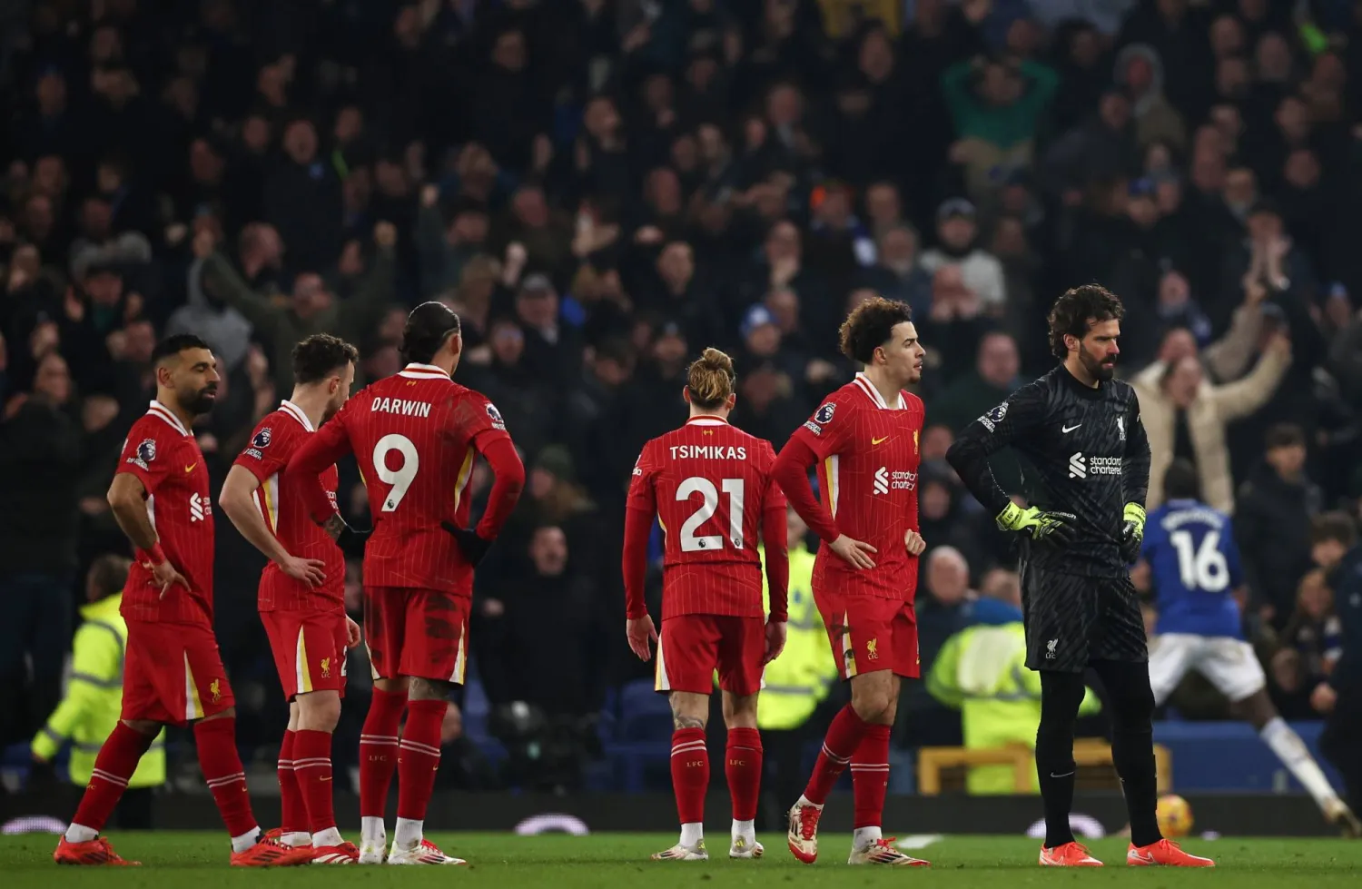 لاعبو ليفربول وأحزان فقد نقطتين في سباق المنافسة على اللقب (إ.ب.أ)