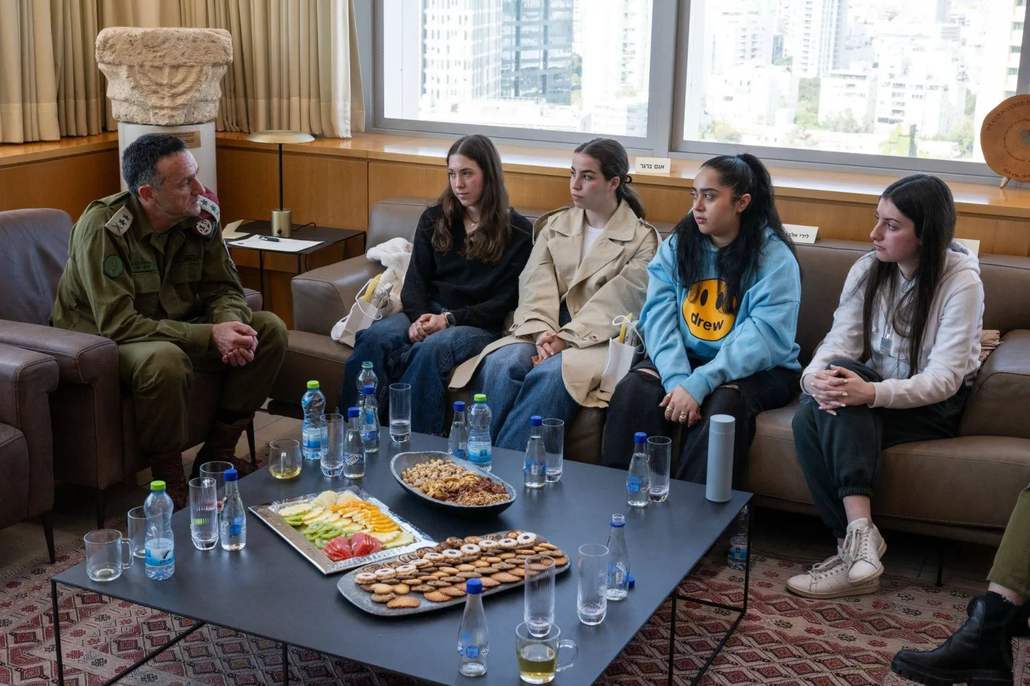 هرتسي هاليفي رئيس أركان الجيش الإسرائيلي يلتقي 4 مجندات مفرج عنهن من قطاع غزة (الجيش الإسرائيلي)