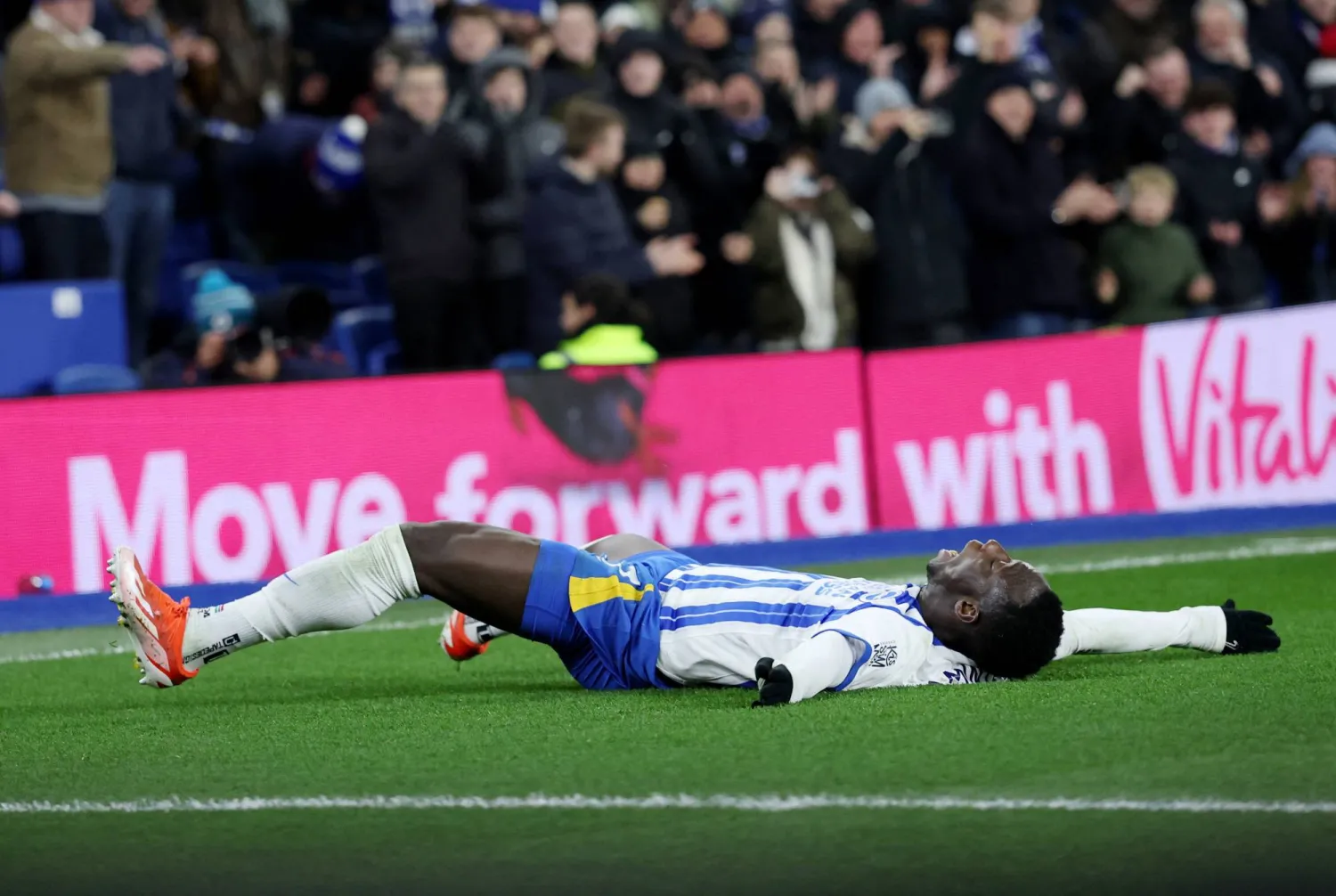  مينته لاعب برايتون يحتفل بهدفه الثاني في مرمى تشيلسي (رويترز)