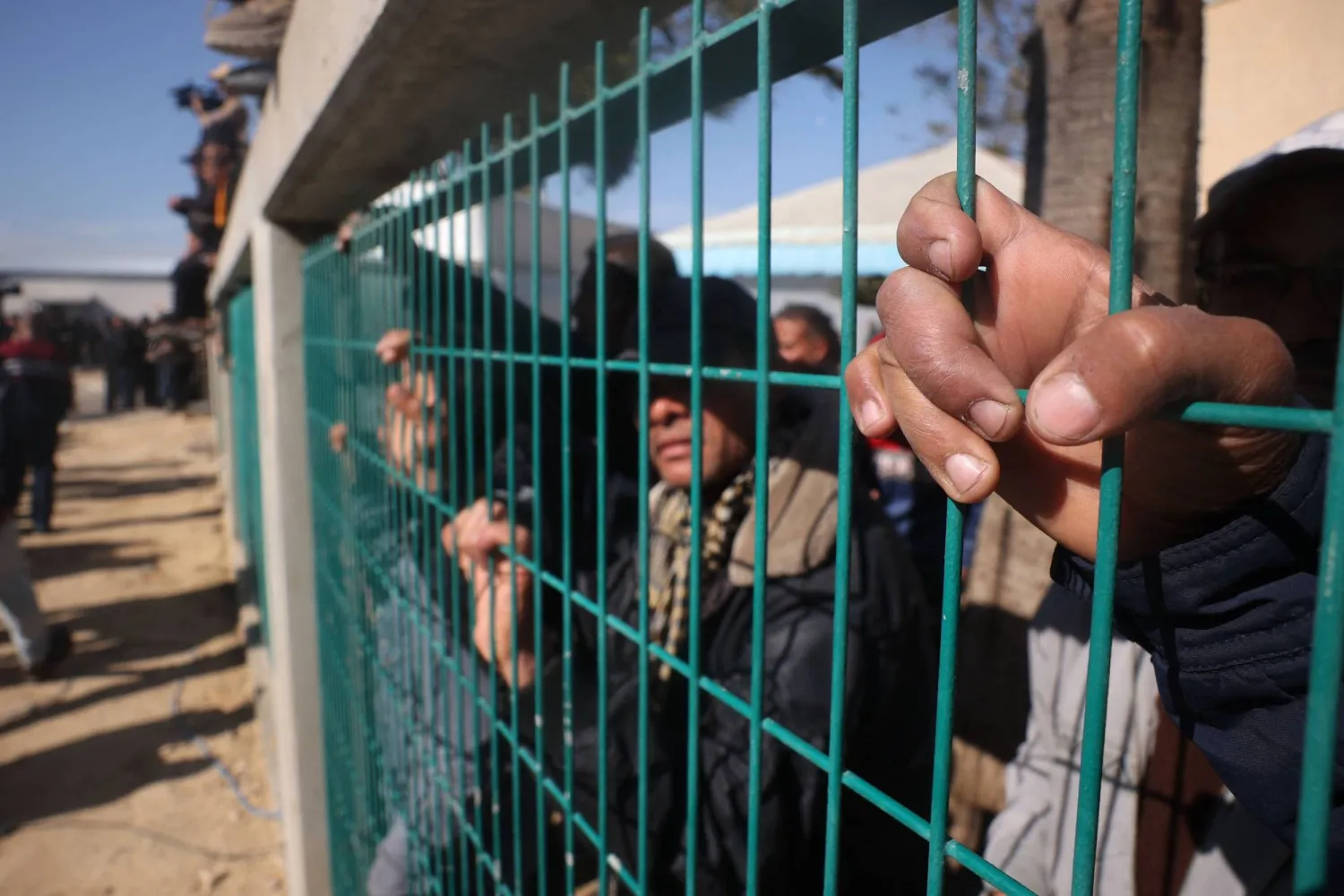 جانب من أهالي الأسرى المفرج عنهم (أ.ب)