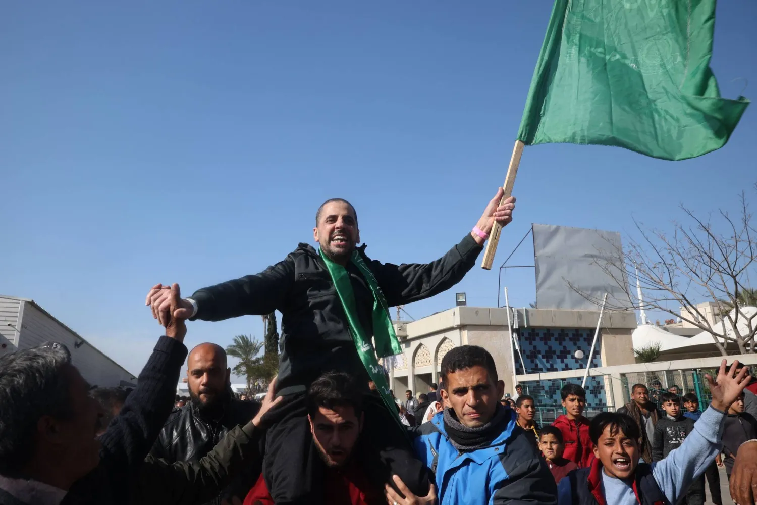 أسير يحتفل  بالإفراج عنه ضمن الصفقة (أ.ب)