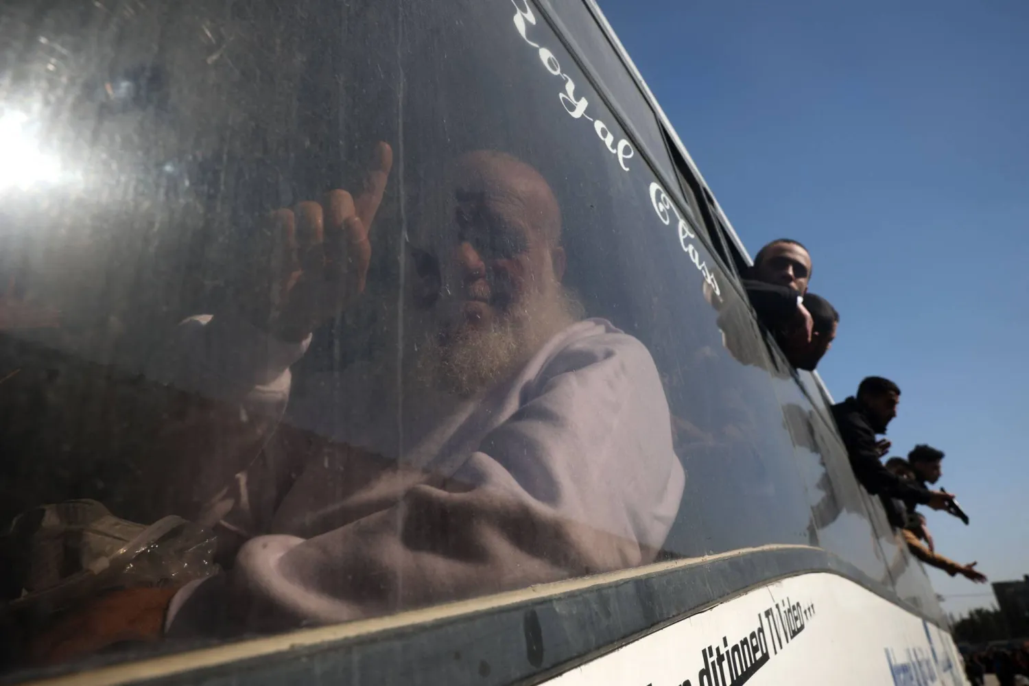 أفاد أسرى مفرج عنهم بأن «الاحتلال الإسرائيلي نفذ فيهم خلال الحرب أبشع أشكال التعذيب والتنكيل والتجويع»... (أ.ب)