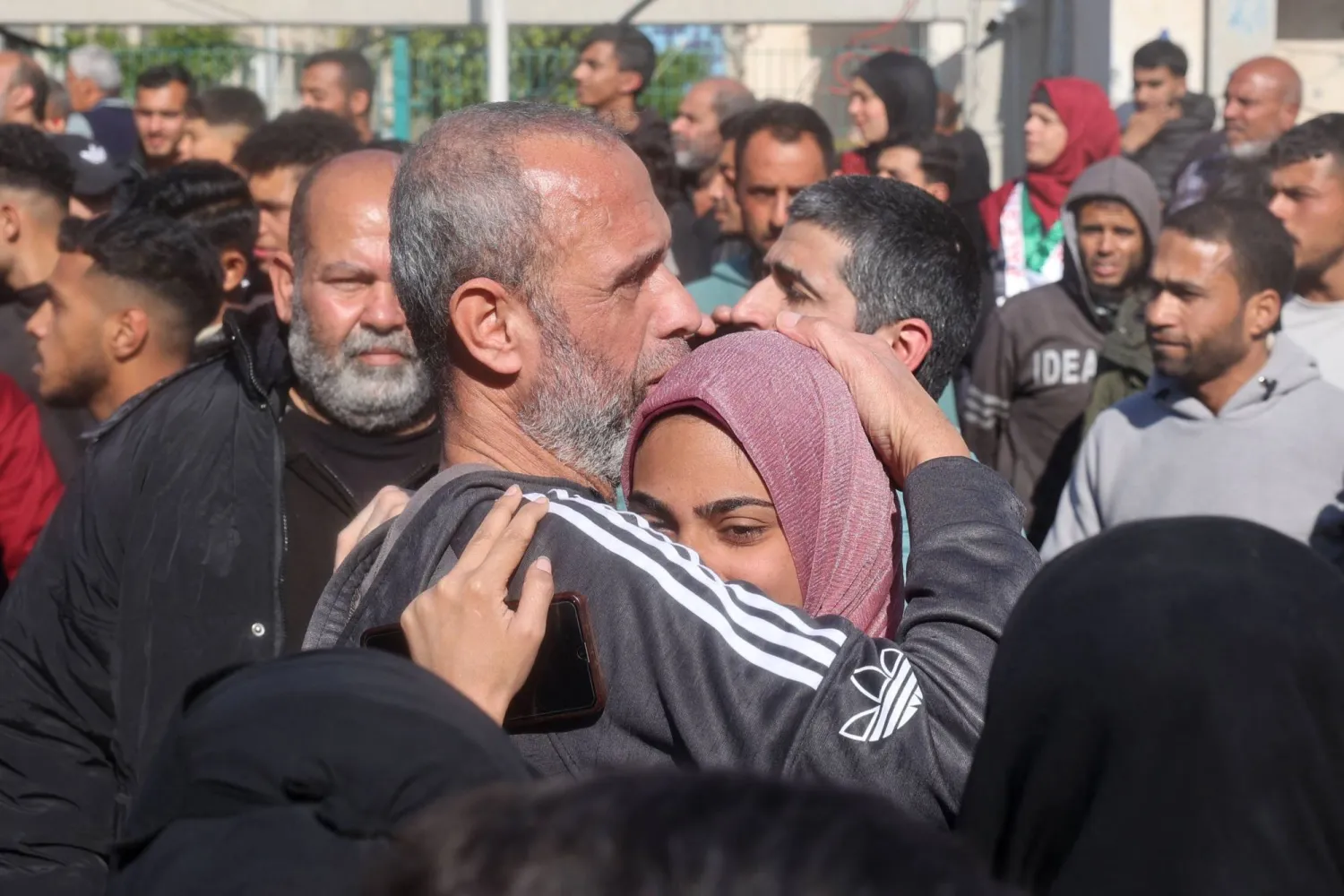 أسير يحتفل مع أسرته بالإفراج عنه ضمن الصفقة (أ.ب)