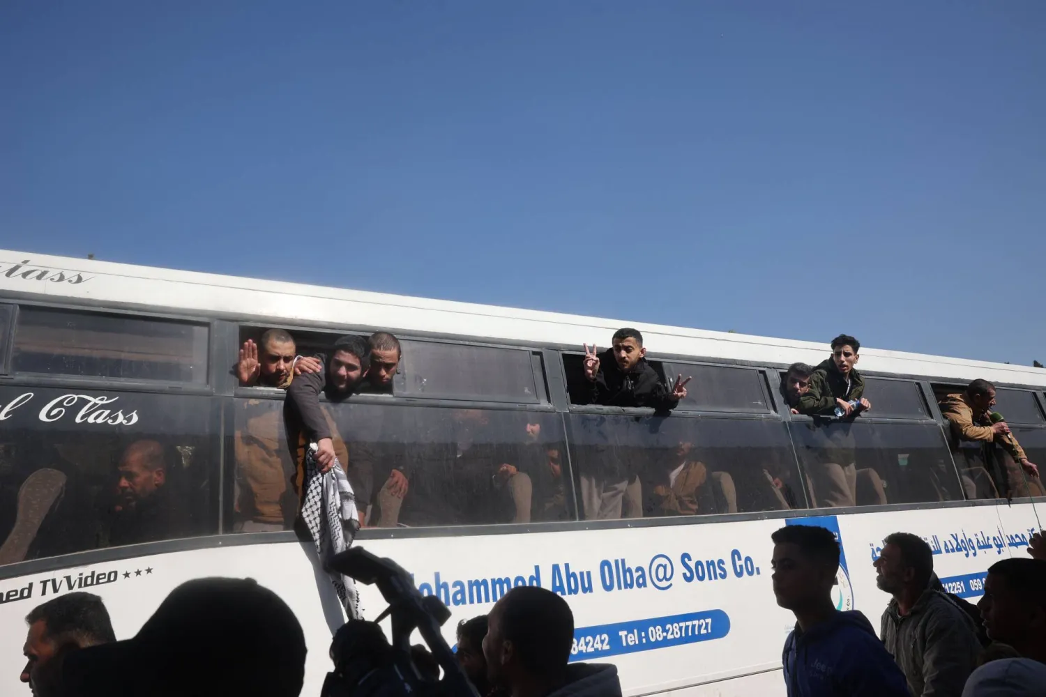 جانب من الأسرى المفرج عنهم (أ.ب)