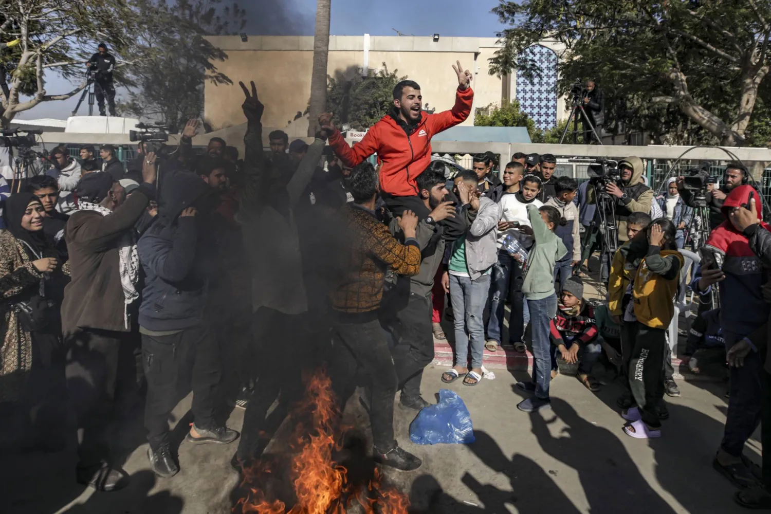 أسير يحتفل بالإفراج عنه ضمن الصفقة (أ.ب)