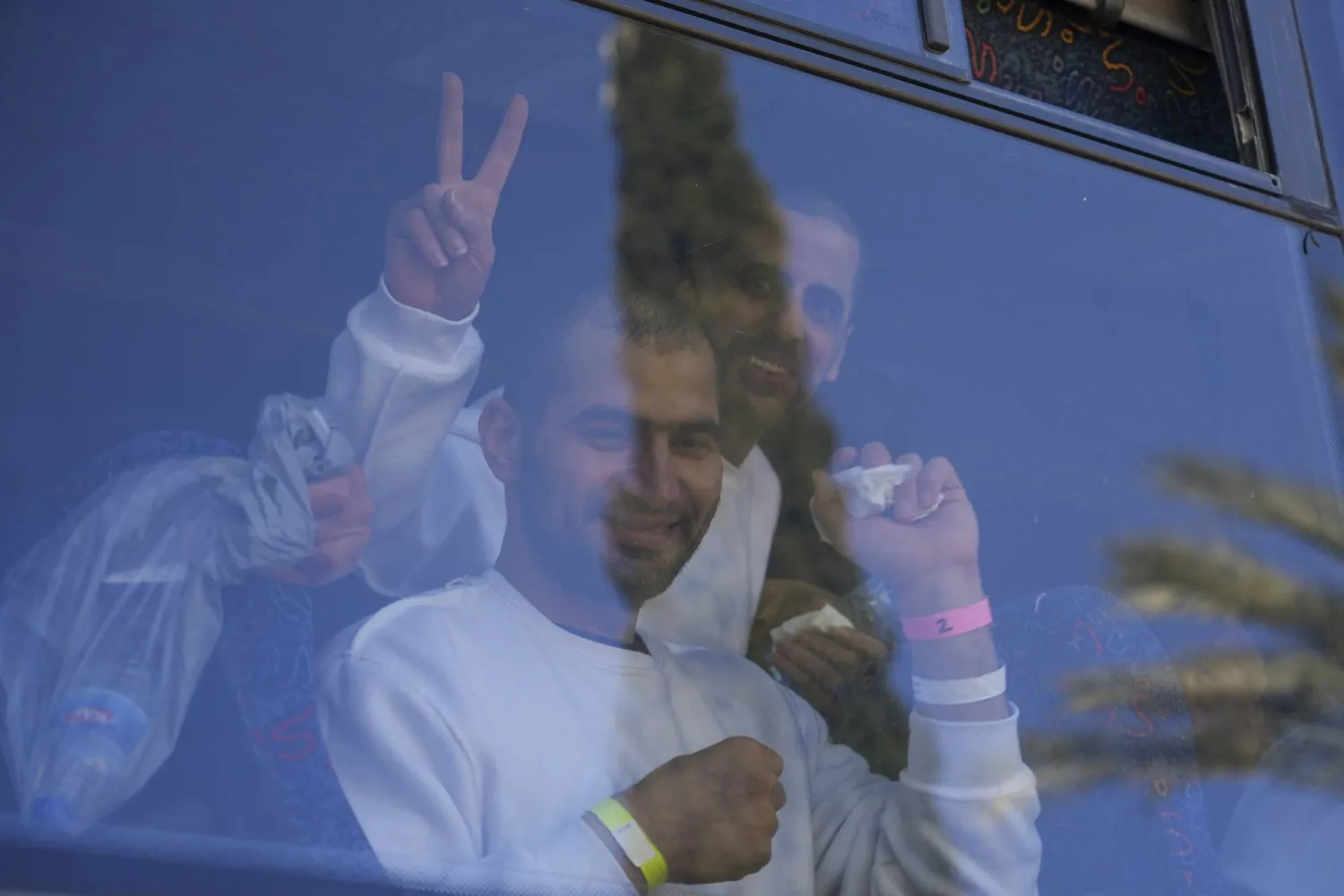 جانب من الأسرى المفرج عنهم (أ.ب)