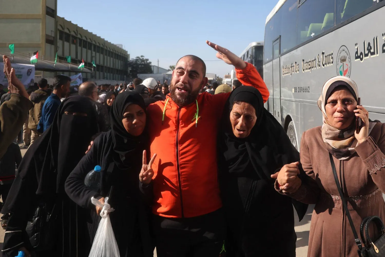 أسير يحتفل مع أسرته بالإفراج عنه ضمن الصفقة (أ.ب)