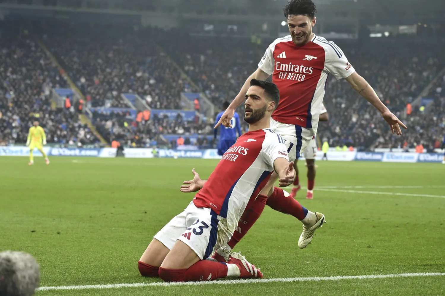 ميكل ميرينو يحتفل بهدفه أمام ليستر سيتي (أ.ب)