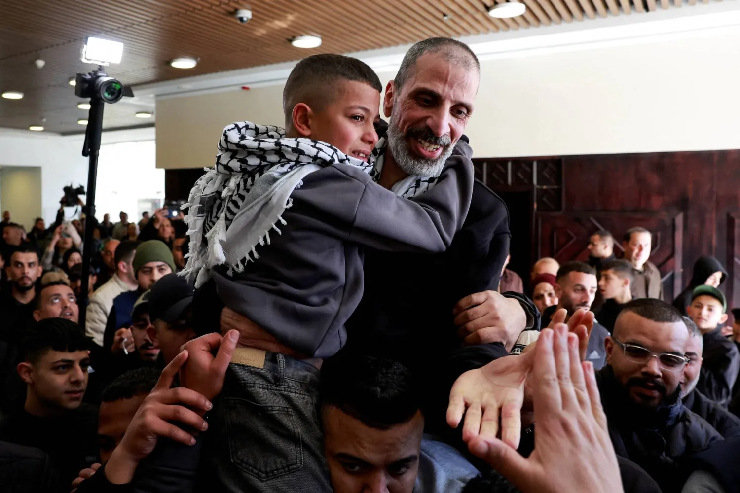 رابح أبو رضا أحد الأسرى المحررين في رام الله اليوم (رويترز)