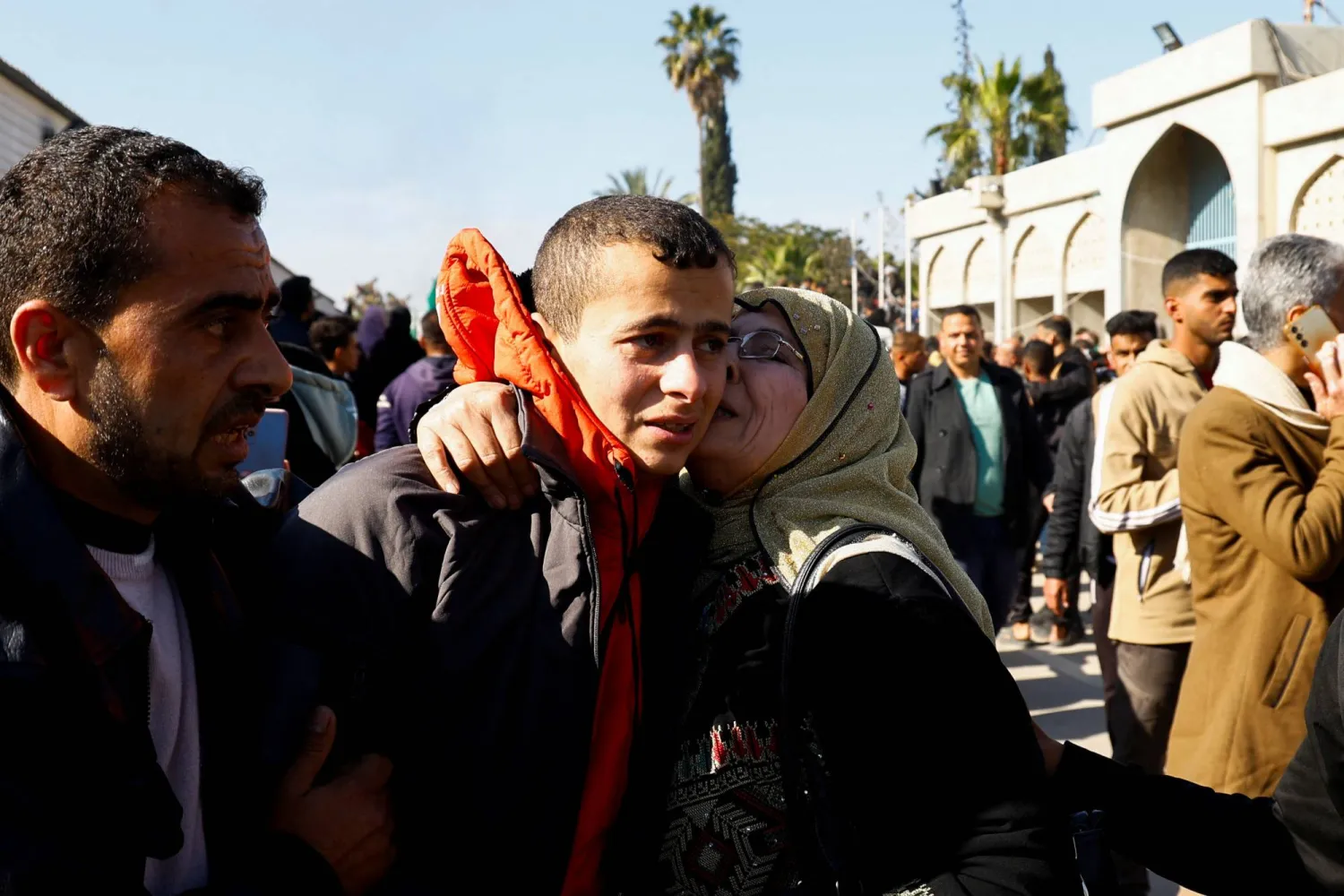 أحد الأسرى المحررين في خان يونس السبت (رويترز)