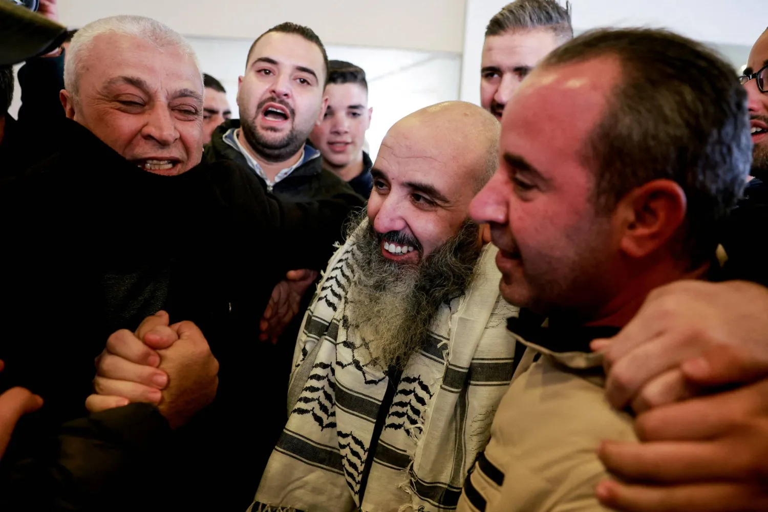 وضاح البزرا أحد الأسرى الفلسطينيين المحررين لدى وصوله إلى رام الله بالضفة الغربية السبت (رويترز)